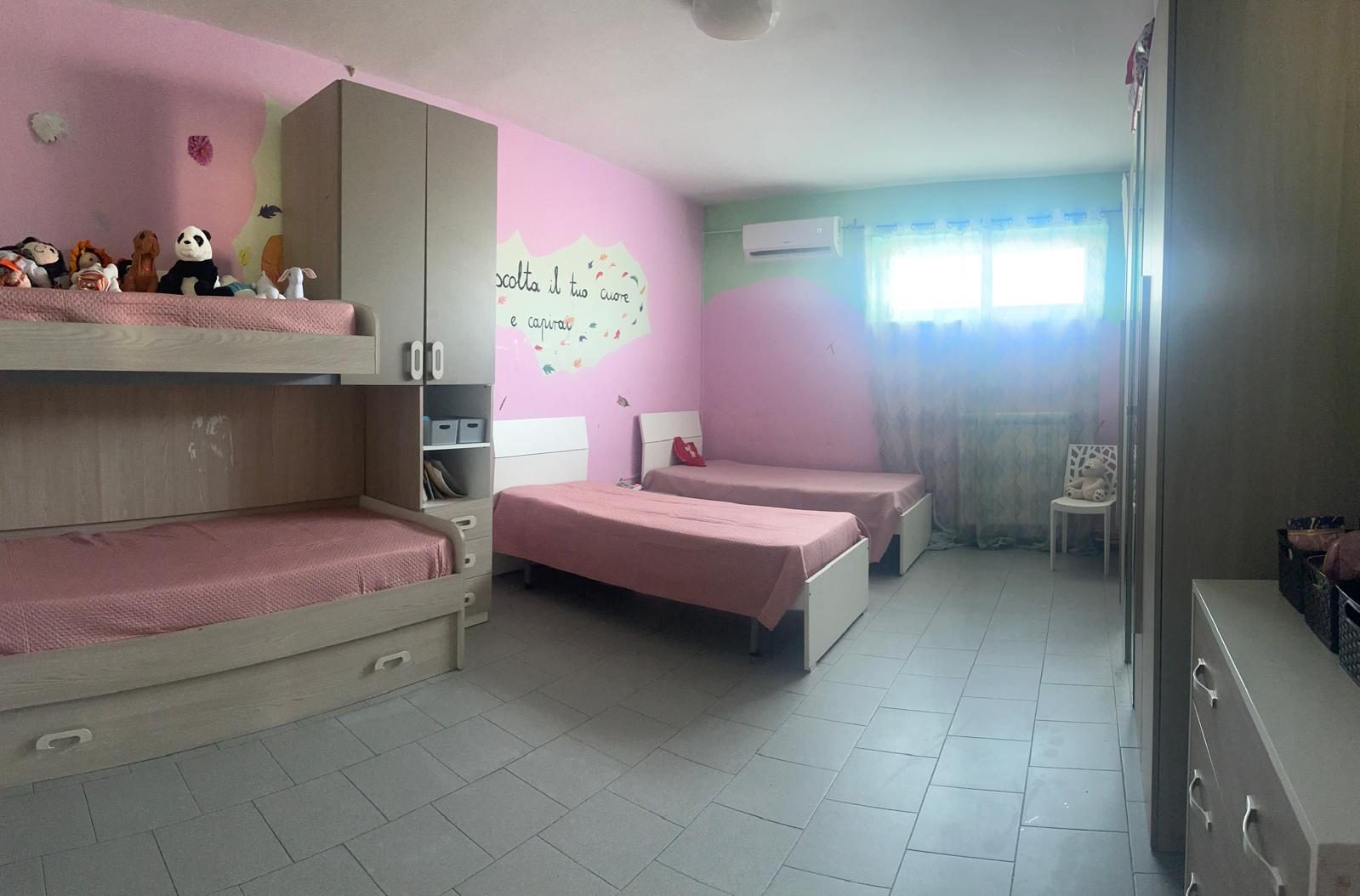 Cameretta con letto a castello e peluche nella comunità Casa Mia