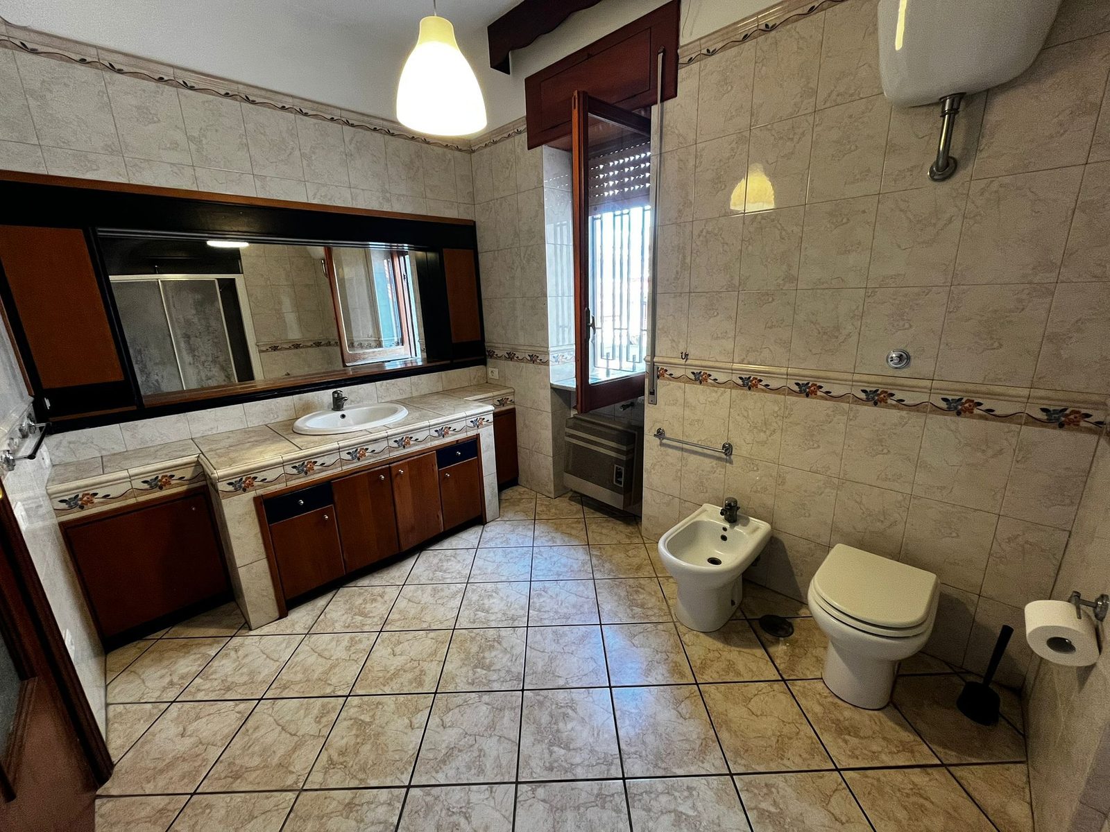 Bagno con vasca, doppio lavabo e bidet nella comunità L’Approdo
