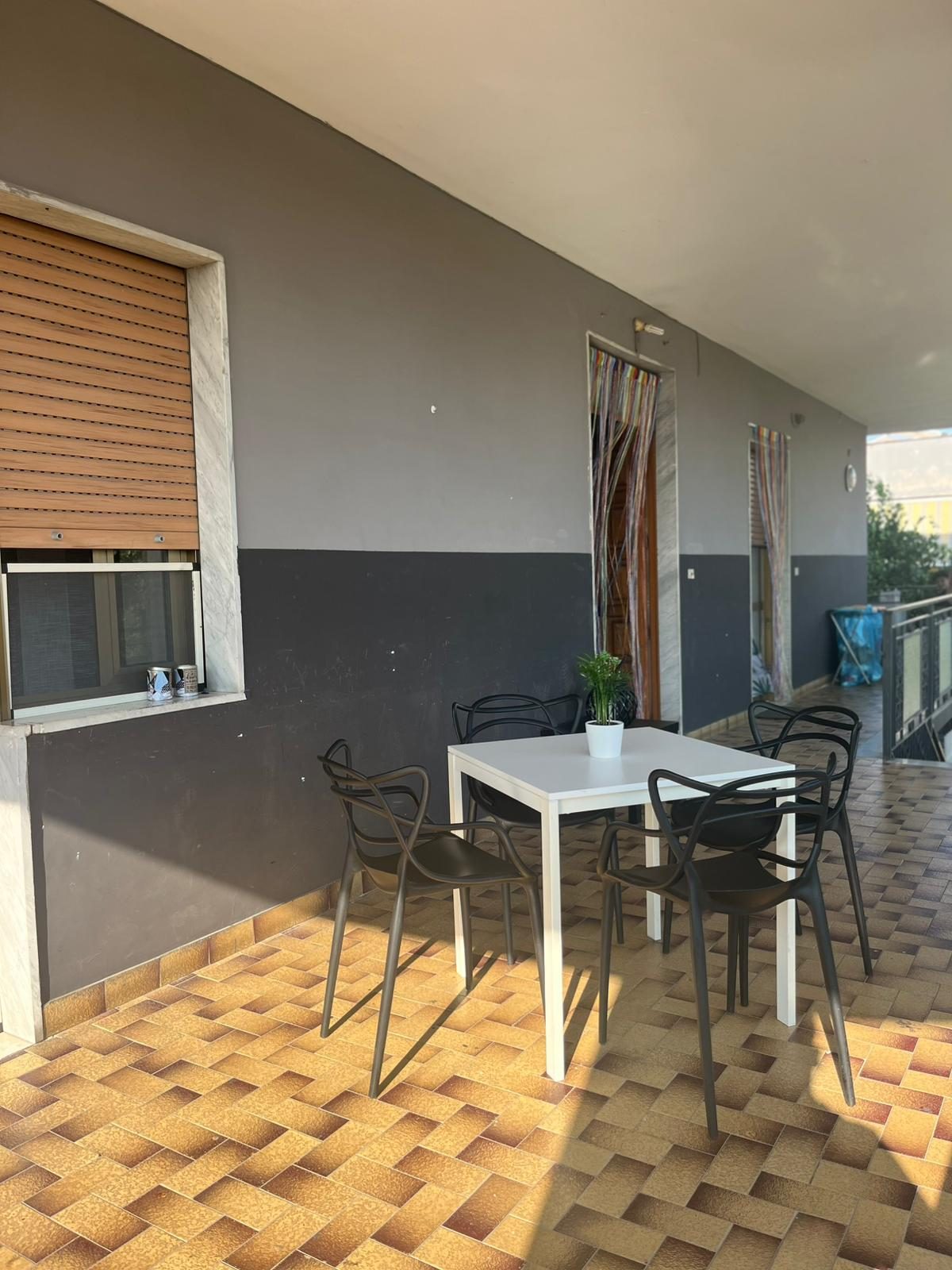 Balcone con tavolo e sedie nella comunità Namasté