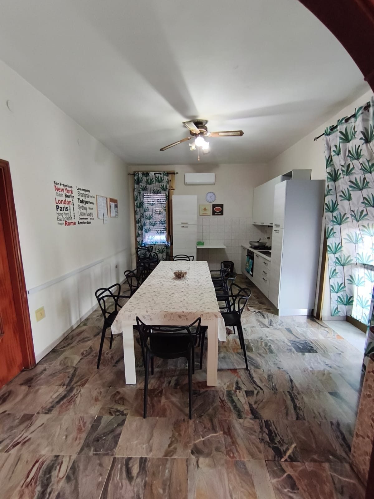 Cucina con tavolo da pranzo per il gruppo e ventilatore a soffitto nella comunità Namasté