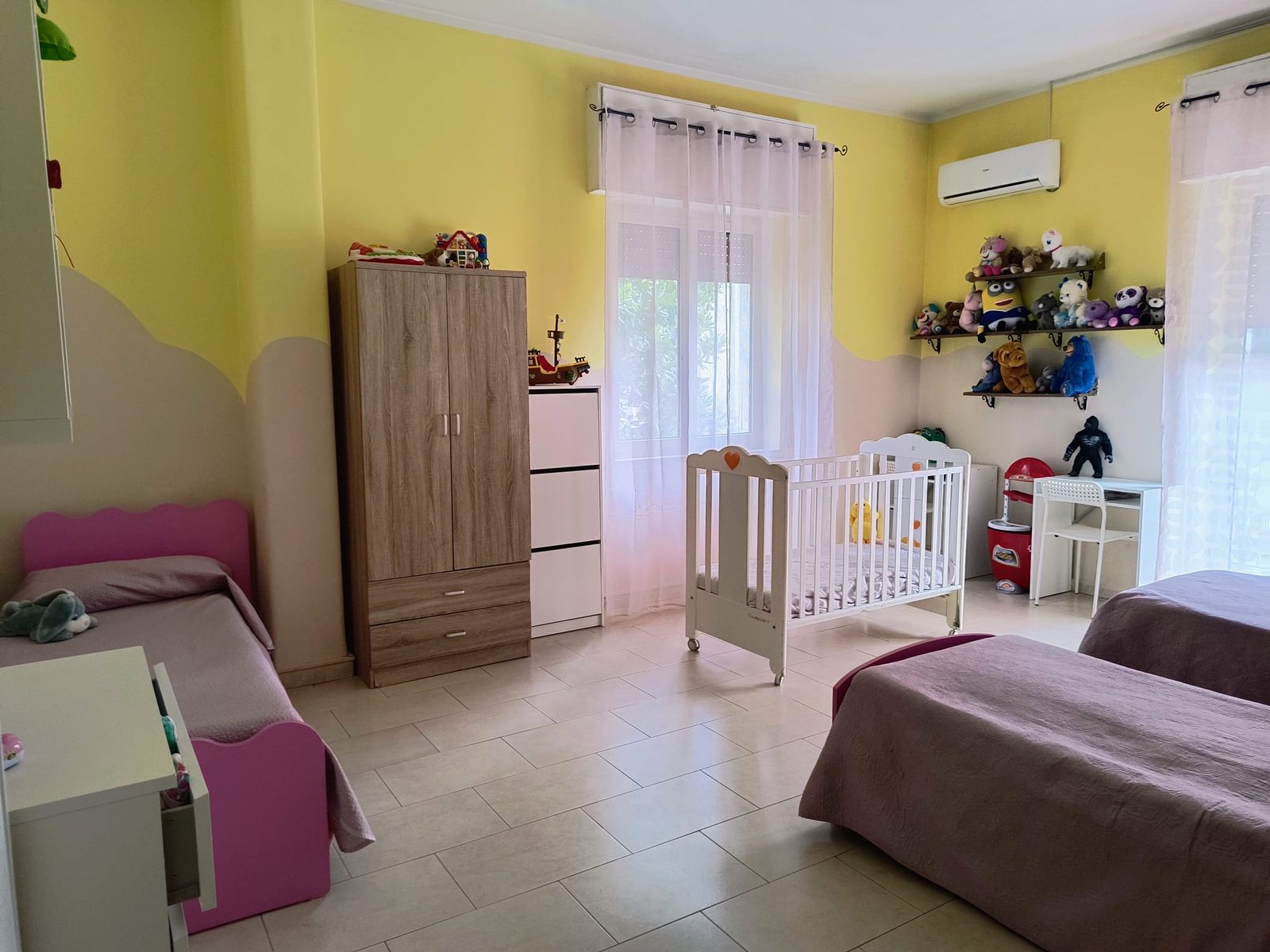 Cameretta con lettino, armadio e peluche nella comunità Piccoli Eroi