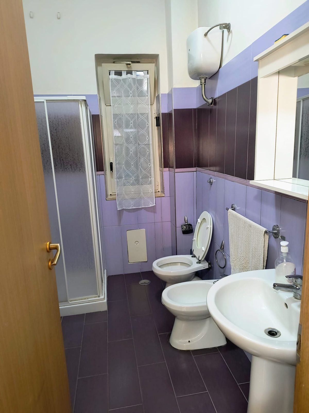Bagno viola con doccia e sanitari nella comunità Piccoli Eroi