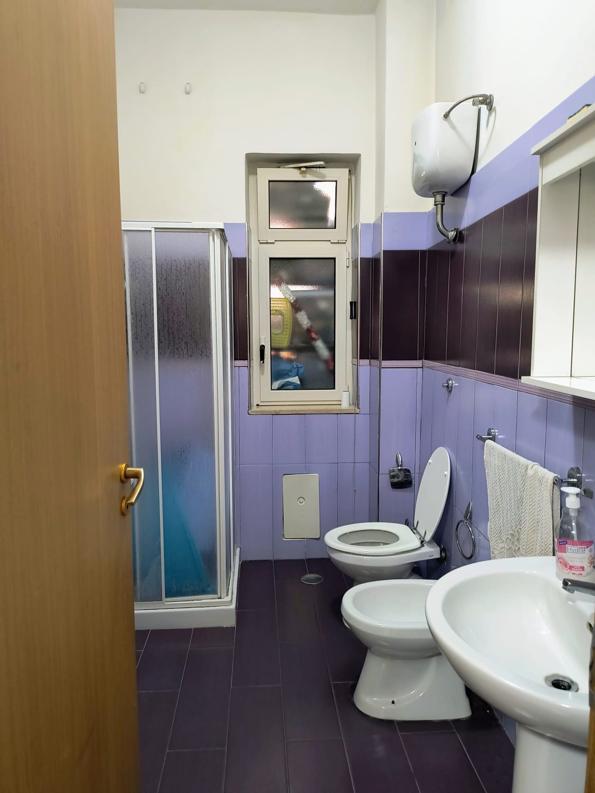 Bagno viola con doccia, bidet e lavabo nella comunità Piccoli Eroi